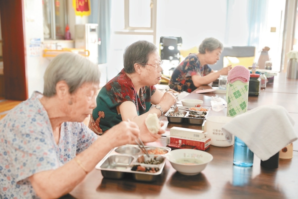 小小助老餐，惠及大民生（微观） ——发展银发经济，增进老年人福祉①