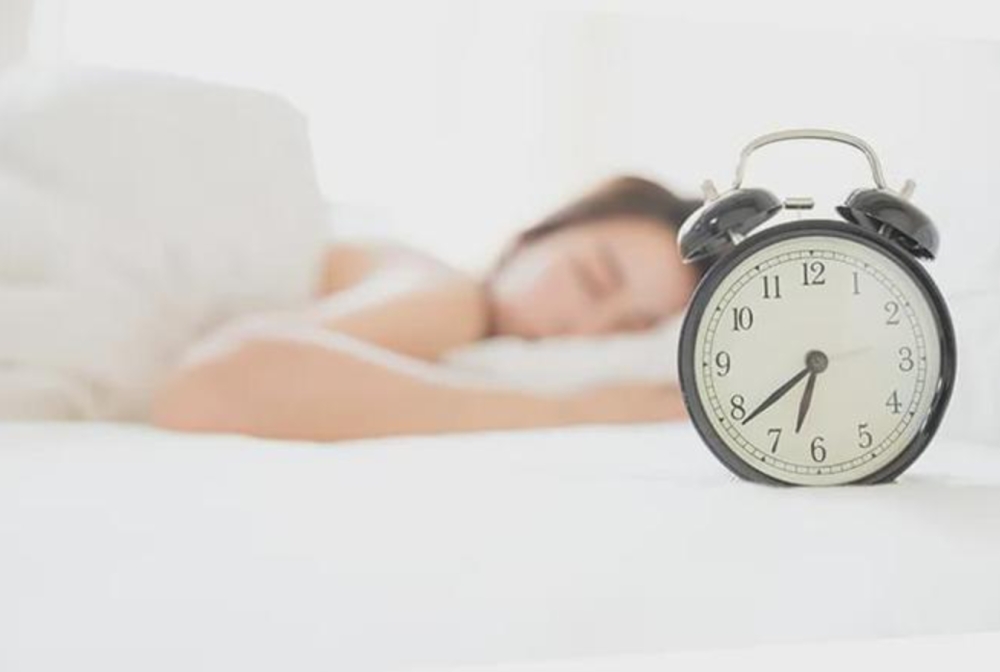 夏季睡眠时间较其他季节变短，属于正常生理现象